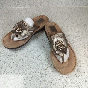 2/$30 Clarks Artisan Womens Flip Flops Sandals Thong Size 9 Pewter Flower Detail